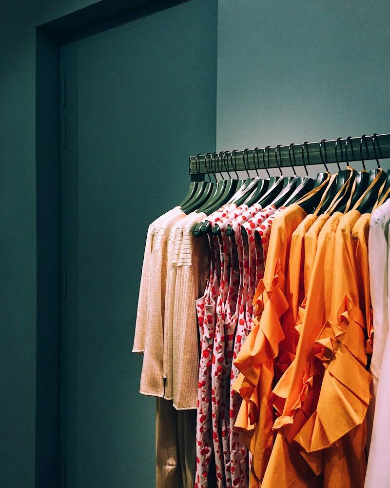 Camisas de várias cores penduradas
