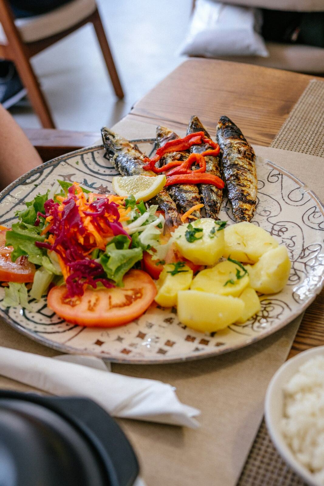 Sardinhas assadas com salada e batata cozida