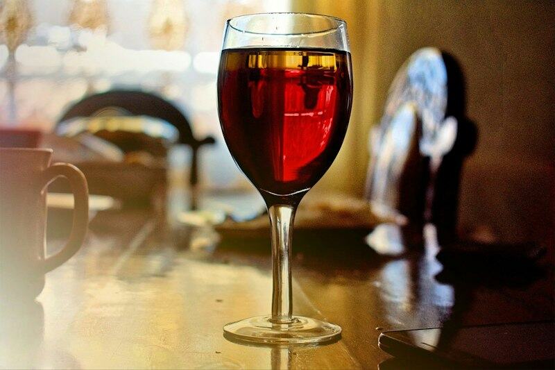 Copo de vinho tinto em cima da mesa