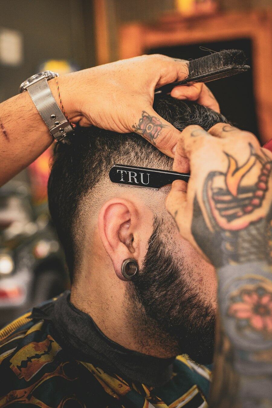 Barbeiro a acertar o cabelo com navalha